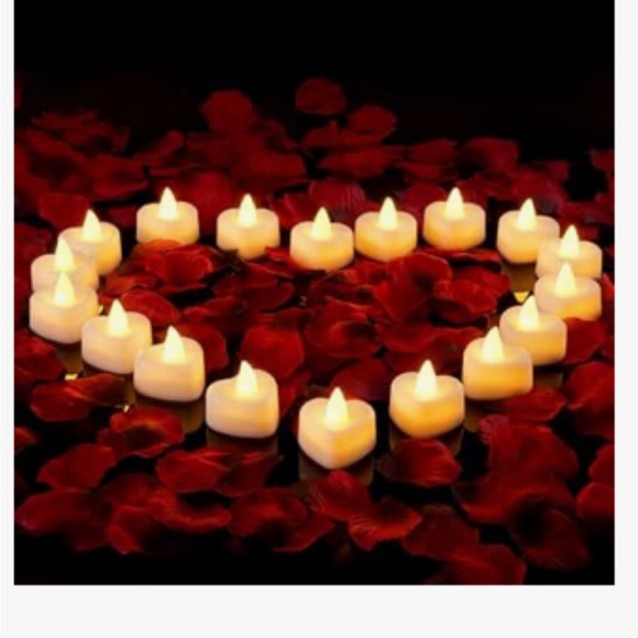 Romantic Candle Set with Tea Lights and Rose Petals - Picture 4 of 4